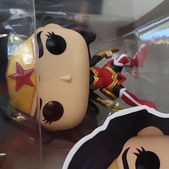 Funko Pop Heros (#406) Wonder Woman Vinyl Figure in Soft Protector - Picture 9 of 10